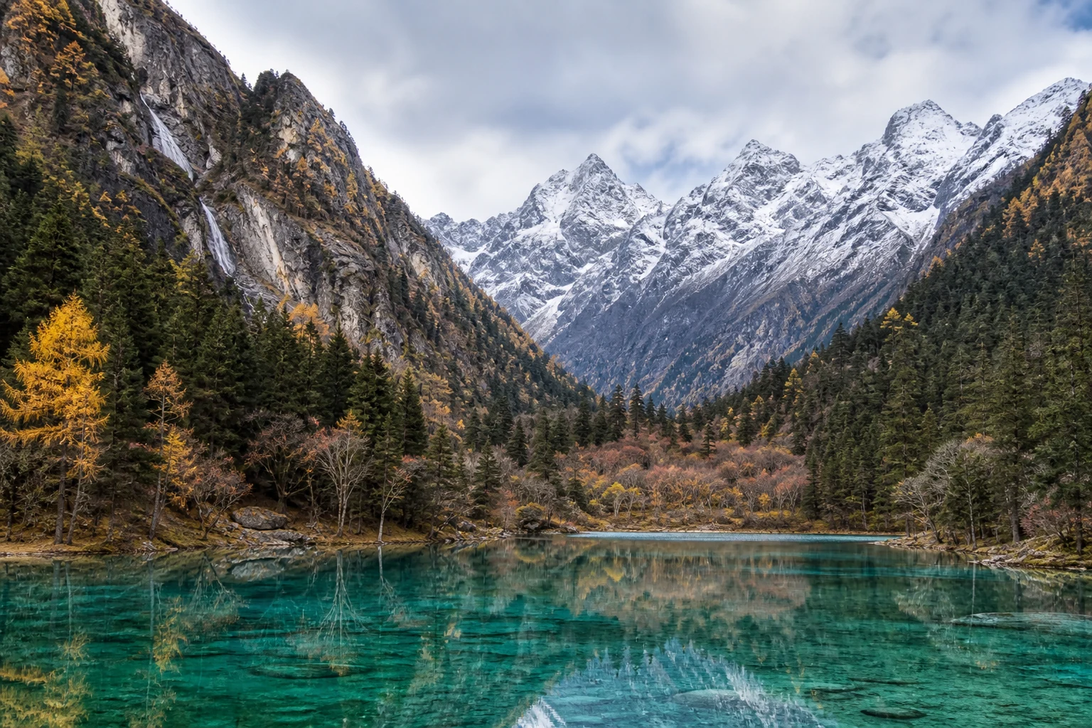 Autumn forest and an alpine lake in Bipenggou